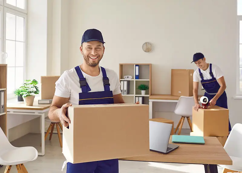 Zwei Umzugshelfer bei der Arbeit in einer Wohnung